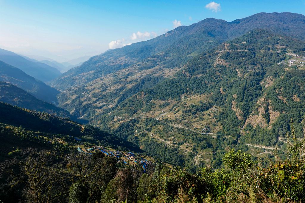 En contrebas :  Landruck et en face en hauteur à droite : Ghandruk